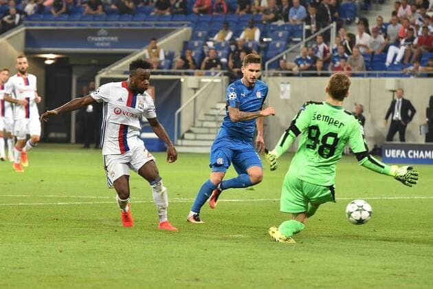 Maxwel Cornet (lyon) vs Adrian Semper (zagreb) - Fussball, Champions League, Olympique Lyon vs. Dynamo Zagreb - 14 09 2016 FredericChambert Panoramic 