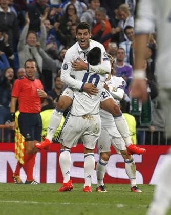 Real Madrid s James Rodriguez (front) celebrates Morata s (up) 2-1 goal against Sporting Portugal during their UEFA Champions League 1st journey match at Santiago Bernabeu Stadium in Madrid, Spain, 14 September 2016. REAL MADRID VS. SPORTING PORTUGAL !ACHTUNG: NUR REDAKTIONELLE NUTZUNG!  MAD001 20160914-636094907145094372