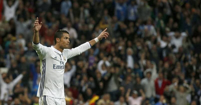 Real Madrid s Portuguese striker Cristiano Ronaldo celebrates his 1-1 goal against Sporting Portugal during their UEFA Champions League 1st journey match at Santiago Bernabeu Stadium in Madrid, Spain, 14 September 2016. REAL MADRID VS. SPORTING PORTUGAL !ACHTUNG: NUR REDAKTIONELLE NUTZUNG!  MAD001 20160914-636094909076505610