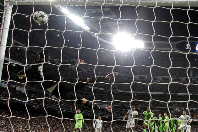 Sporting Portugal s goalkeeper Rui Patricio (L) tries to stop Crisitano Ronaldo s 1-1 goal during their UEFA Champions League 1st journey match at Santiago Bernabeu Stadium in Madrid, Spain, 14 September 2016. REAL MADRID VS. SPORTING PORTUGAL !ACHTUNG: NUR REDAKTIONELLE NUTZUNG!  MAD001 20160914-636094910394688710