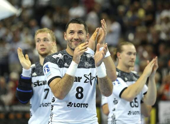 Foto : Siegesjubel bei Kieler Spielern nach dem Schlusspfiff , Blazenko Lackovic und Rene Toft Hansen Handball Herren am 14.09.2016 1. Bundesliga THW Kiel - FA Göppingen 30 - 21