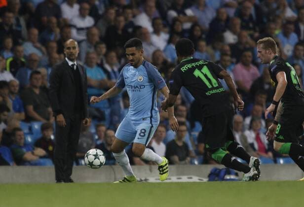 14.09.2016. The Etihad, Manchester, England. UEFA Champions League Football. Manchester City versus Borussia Monchengladbach. Manchester City manager Pep Guardiola looks on as debutante Manchester City midfielder Ilkay Gundogan takes on Borussia M& xf6;nchengladbach strikers Raffael and Andr& xe9; Hahn. xAlanxMartinx  ActionPlus11789577