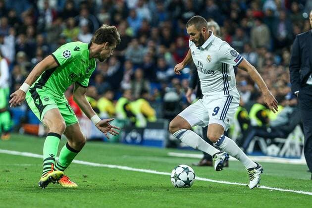 Fußball, CL, Real Madrid - Sporting Lissabon Sporting Clube de Portugal s Sebastian Coates and Real Madrid s Karim Benzema during the match of Champions League group 6 round 1, between Real Madrid an Sporting Clube de Portugal at Santiago Bernabeu Stadium in Madrid September 14, 2016.  (20160914027)