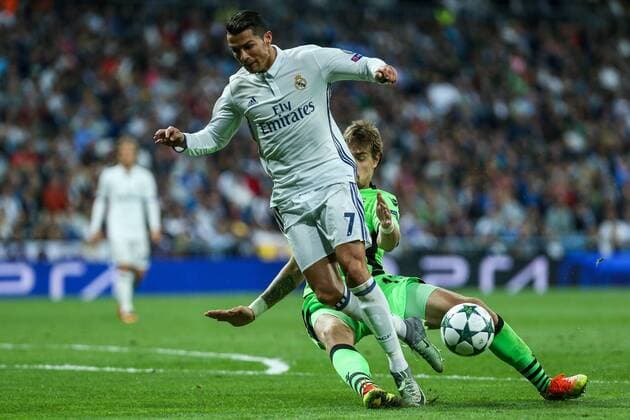 Fußball, CL, Real Madrid - Sporting Lissabon Sporting Clube de Portugal s Sebastian Coates and Real Madrid s Cristiano Ronaldo during the match of Champions League group 6 round 1, between Real Madrid an Sporting Clube de Portugal at Santiago Bernabeu Stadium in Madrid September 14, 2016.  (20160914033)