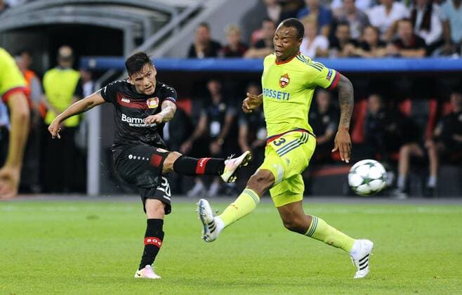 Fussball, UEFA Champions League, Herren, Saison 2016 2017, Gruppe E, 1. Spieltag, BayArena Leverkusen, Bayer Leverkusen (schwarz) - ZSKA Moskau (gelb) 2:2; Charles Aranguiz (Leverkusen), Carlos Strandberg (Moskau), Aktion.