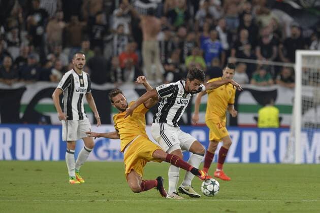 FuÃŸball, CL, Juventus Turin - FC Sevilla 14.09.2016. Juventus Stadium, Turin, Italy. UEFA Champions League Football. Juventus versus Sevilla. Franco Vazquez tackles Sami Khedira for the ball xPierpaoloxPiciuccox  ActionPlus11789603