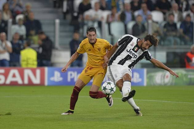 FuÃŸball, CL, Juventus Turin - FC Sevilla 14.09.2016. Juventus Stadium, Turin, Italy. UEFA Champions League Football. Juventus versus Sevilla. Sami Khedira has a shot at goal as David Soria challenges him xPierpaoloxPiciuccox  ActionPlus11789591