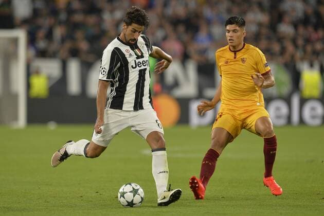 Bilder des Tages - SPORT FuÃŸball, CL, Juventus Turin - FC Sevilla 14.09.2016. Juventus Stadium, Turin, Italy. UEFA Champions League Football. Juventus versus Sevilla. Sami Khedira crosses the ball into the box xPierpaoloxPiciuccox  ActionPlus11789606