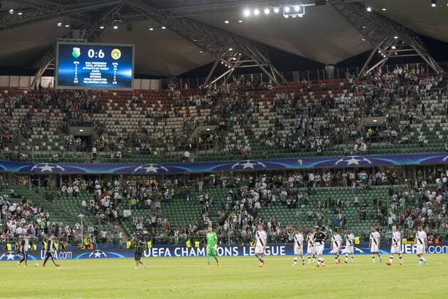 Fußball, CL, Legia Warschau - Borussia Dortmund CL 2016 17 Legia vs Borussia Champions League group stage - Legia Warszawa vs. Borussia Dortmund on September 14, 2016 in Warsaw, Poland. In the picture: druzyna Legia Warszawa po meczu przegranym 0:6  EN_01224542_0102