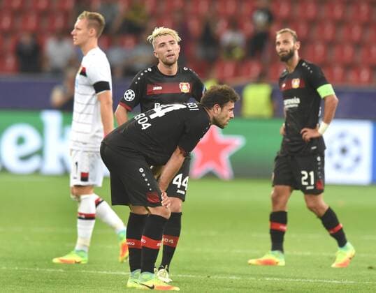 Championsleague 2016 2017: Bayer 04 Leverkusen - ZSKA Moskau 14.09.2016. Enttäuschte Leverkusener nach dem Schlußpfiff. Vorne: Admir Mehmedi und Kevin Kampl. Dahinter: Tw. Bernd Leno (li.) und Ömer Toprak. HM