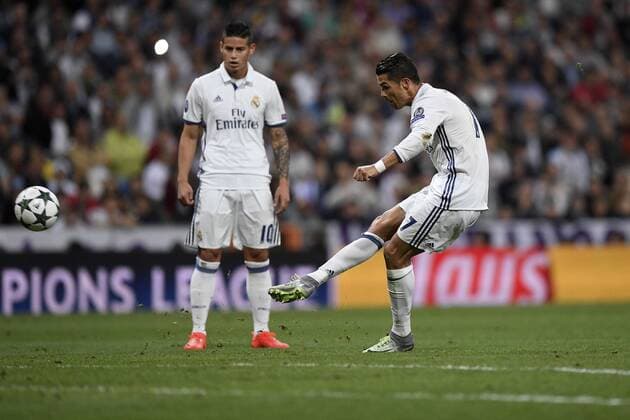 Fußball, CL, Real Madrid - Sporting Lissabon Cristiano Ronaldo. Champions League match between Real Madrid and Sporting Lisboa. In this picture, Cristiano Ronaldo scores his goal. xJUANxAGUADOx 