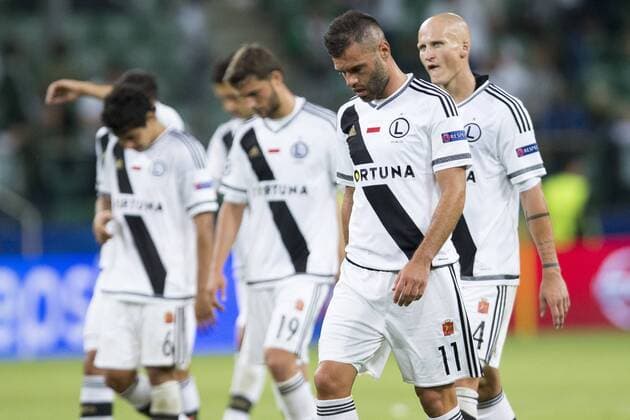 Fußball, CL, Legia Warschau - Borussia Dortmund CL 2016 17 Legia vs Borussia Champions League group stage - Legia Warszawa vs. Borussia Dortmund on September 14, 2016 in Warsaw, Poland. In the picture: Nemanja Nikolic zalamani zawodnicy Legii  EN_01224542_0183