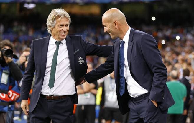 Fußball, CL, Real Madrid - Sporting Lissabon, Jorge Jesus wird auf die Tribüne geschickt Jorge Jesus, Zidane. Champions League match between Real Madrid and Sporting Lisboa. In this picture, Jorge Jesus and Zidane. xAngelxRiverox 