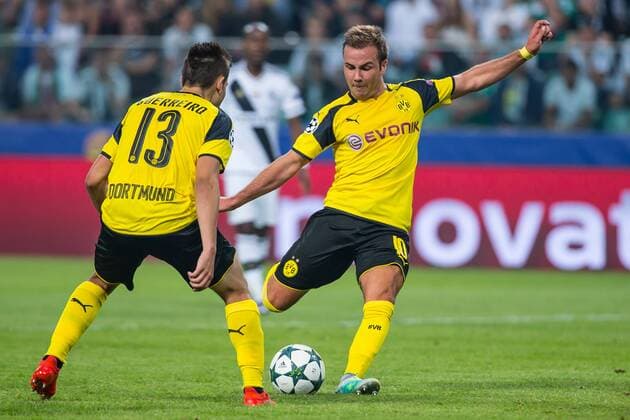 FuÃŸball, CL, Legia Warschau - Borussia Dortmund 14.09.2016. Warsaw, Poland, UEFA Champions League football. Legia Warsaw versus Borrusia Dortmund. Mario Goetze Gotze (Borussia Dortmund) takes a shot on goal from a free kick xLukaszxSkwiotx  ActionPlus11789685