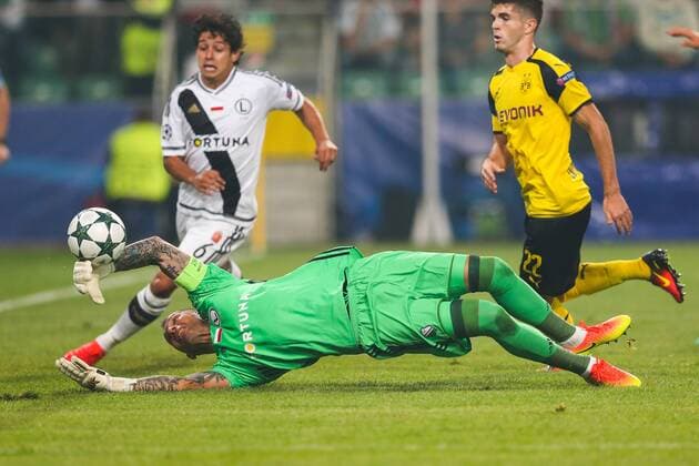 FuÃŸball, CL, Legia Warschau - Borussia Dortmund 14.09.2016. Warsaw, Poland, UEFA Champions League football. Legia Warsaw versus Borrusia Dortmund. Arkadiusz Malarz (Legia) makes the save in front of Guilherme (Legia) and Chrisian Pulisic (Borussia) xLukaszxSkwiotx  ActionPlus11789695