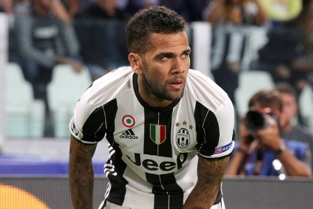 Fußball, CL, Juventus Turin - FC Sevilla Italy: Juventus FC drew 0-0 with Sevilla FC Dani Alves (Juventus) during the Champions League football match between Juventus FC and Sevilla FC. Juventus FC drew 0-0 with Sevilla FC.  MassimilianoxFerraro PacificxPress
