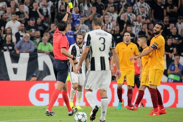 Fußball, CL, Juventus Turin - FC Sevilla Italy: Juventus FC drew 0-0 with Sevilla FC Vicente Iborra (Sevilla) warned by Deniz Aytekin during the Champions League football match between Juventus FC and Sevilla FC. Juventus FC drew 0-0 with Sevilla FC.  MassimilianoxFerraro PacificxPress