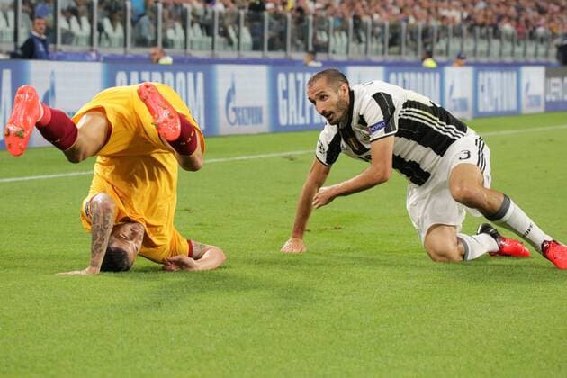 Fußball, CL, Juventus Turin - FC Sevilla Italy: Juventus FC drew 0-0 with Sevilla FC Vitolo (left) and Giorgio Chiellini compete for the ball during the Champions League football match between Juventus FC and Sevilla FC. Juventus FC drew 0-0 with Sevilla FC.  MassimilianoxFerraro PacificxPress