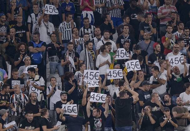 Fußball, CL, Juventus Turin - FC Sevilla Italy: Juventus FC v Sevilla FC - UCL Supporters of Juventus show banners with the write 45€ to protest against the ticket price during the Uefa Champions League football match between Juventus FC and Sevilla FC. The final result of the match was 0-0.  NicolòxCampox xPacificxPress