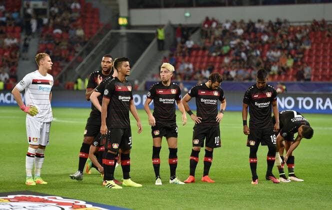 14.09.2016, Fussball Champions League 2016 17, Vorrunde, 1. Spieltag, Bayer 04 Leverkusen - ZSKA Moskau 2:2, Leverkusens Spieler sammeln sich vor dem Spiel zum Mannschaftsfoto