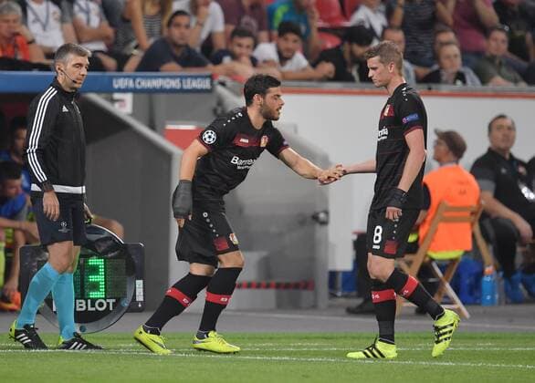 14.09.2016, Fussball Champions League 2016 17, Vorrunde, 1. Spieltag, Bayer 04 Leverkusen - ZSKA Moskau 2:2, Lars Bender (Bayer 04 Leverkusen), re., scheidet verletzt aus, links kommt Kevin Volland (Bayer 04 Leverkusen)