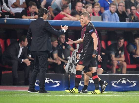 14.09.2016, Fussball Champions League 2016 17, Vorrunde, 1. Spieltag, Bayer 04 Leverkusen - ZSKA Moskau 2:2, Lars Bender (Bayer 04 Leverkusen), re., scheidet verletzt aus, links Trainer Roger Schmidt (Bayer 04 Leverkusen)