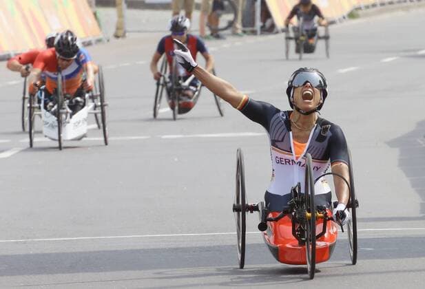 Bilder des Tages - SPORT Rio Paralympics 2016, Handbike, Andrea Eskau Gold im Straßenrennen Rio de Janeiro , Paralympics , Fahrrad , Rollstuhlbike , Startklasse H 1 - 4 , Andrea Eskau ( GER ) holt die Goldmedaille , Gold