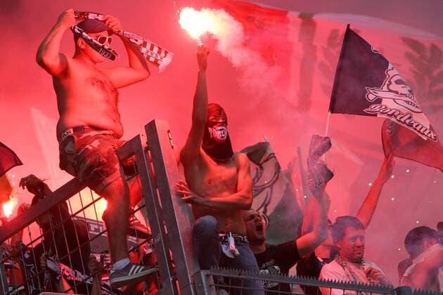 Fußball, EL, FSV Mainz 05 - AS St. Etienne, Pyrotechnik der Fans aus St. Etienne UEFA Europa League, 1. FSV Mainz 05 - AS St. Etienne, 1. Spieltag, Gruppenphase, Gruppe C, Saison 2016 2017 , 15.09.2016 in Mainz (GER), xmdx, St Etienne Fans zuenden vor Spielbeginn bengalisches feuer, üyrotechnik 1. FSV Mainz 05 - AS St. Etienne