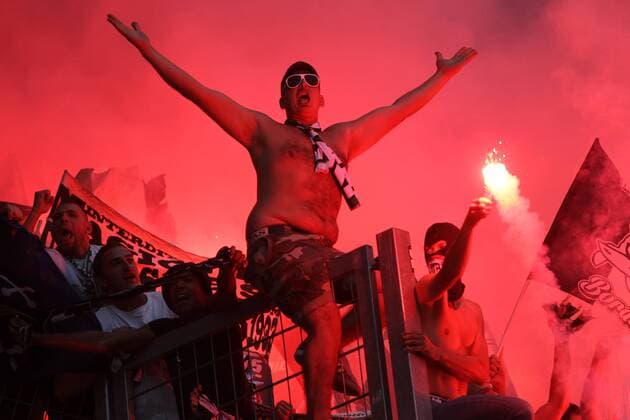 Fußball, EL, FSV Mainz 05 - AS St. Etienne, Pyrotechnik der Fans aus St. Etienne UEFA Europa League, 1. FSV Mainz 05 - AS St. Etienne, 1. Spieltag, Gruppenphase, Gruppe C, Saison 2016 2017 , 15.09.2016 in Mainz (GER), xmdx, St Etienne Fans zuenden vor Spielbeginn bengalisches feuer, üyrotechnik 1. FSV Mainz 05 - AS St. Etienne