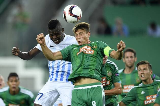 Genk s Mwbana Ally Samatta and Rapid s Stefan Schwab fight for the ball during a soccer game between Austrian club SK Rapid Wien and Belgian team KRC Genk, in Vienna, Austria, Thursday 15 September 2016, the first game of the group stage of the Europa League competition in group F. YORICKxJANSENS  x04932520x