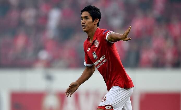 15.09.2016, xfux, Fussball Europa League, FSV Mainz 05 - AS St.Etienne, emspor, v.l. Yoshinori Muto (FSV Mainz 05) gibt Anweisungen, gestikuliert, mit den Armen gestikulieren gives instructions, gesticulate, gesticolando. Mainz