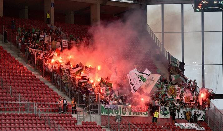 15.09.2016, xfux, Fussball Europa League, FSV Mainz 05 - AS St.Etienne, emspor, v.l. Fans, Stimmung, Trikot, Schal AS Saint-Etiennen Pyrotechnik, Pyro, Rauch, Feuer, Randale, Bengalos, Rauchbomben, pirotecnica, fumo, fuoco Mainz