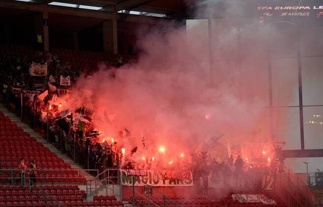 15.09.2016, xfux, Fussball Europa League, FSV Mainz 05 - AS St.Etienne, emspor, v.l. Fans, Stimmung, Trikot, Schal AS Saint-Etienne Pyrotechnik, Pyro, Rauch, Feuer, Randale, Bengalos, Rauchbomben, pirotecnica, fumo, fuoco Mainz