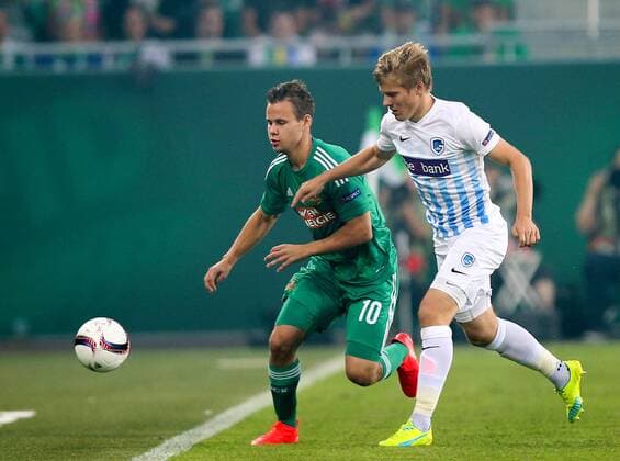 SOCCER - EL, Rapid vs Genk VIENNA,AUSTRIA,15.SEP.16 - SOCCER - UEFA Europa League, group stage, SK Rapid Wien vs KRC Genk. Image shows Louis Schaub (Rapid) and Jere Uronen (Genk). Keywords: Wien Energie. GEPAxpictures xPatrickxLeuk