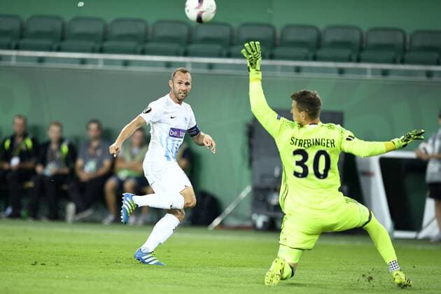 Genk s Thomas Buffel and Rapid s goalkeeper Richard Strebinger fight for the ball during a soccer game between Austrian club SK Rapid Wien and Belgian team KRC Genk, in Vienna, Austria, Thursday 15 September 2016, the first game of the group stage of the Europa League competition in group F. YORICKxJANSENS  x04932532x