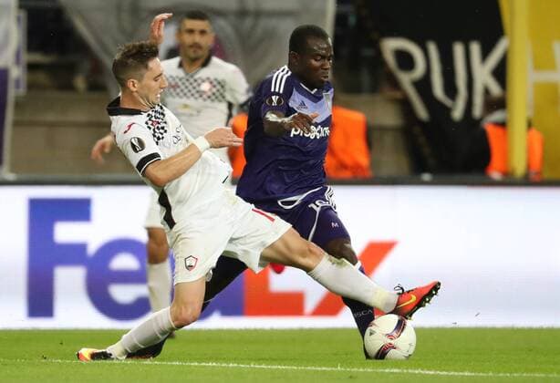Gabala s Filip Ozobic and Anderlecht s Frank Acheampong fight for the ball during a soccer game between Belgian team RSC Anderlecht and Azerbaidjan club Gabala FK, Thursday 15 September 2016 in Brussels, the first game of the group stage of the Europa League competition in group C. VIRGINIExLEFOUR  x04932573x
