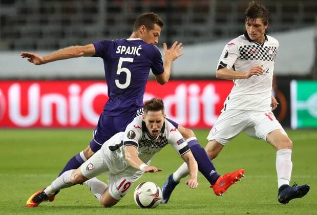 Anderlecht s Uros Spajic and Gabala s Filip Ozobic fight for the ball during a soccer game between Belgian team RSC Anderlecht and Azerbaidjan club Gabala FK, Thursday 15 September 2016 in Brussels, the first game of the group stage of the Europa League competition in group C. VIRGINIExLEFOUR  x04932576x