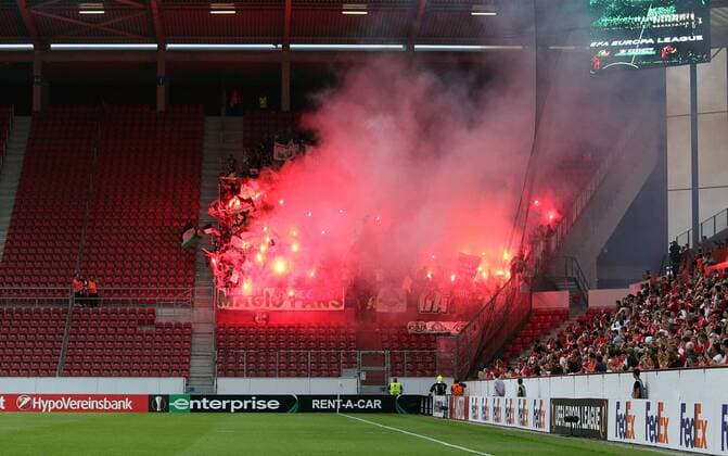 v.li.: AS Saint-Etienne mit Bengalo, Bengalos, Bengalisches Feuer, Feuerwerk, Pyrotechnik, flare, Fans, Publikum, Zuschauer, Stimmung, Atmosphäre, Stadion , Fussball, UEFA Europa League, 1. FSV Mainz 05 - AS Saint-Etienne, xmrx