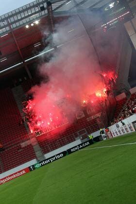 v.li.: AS Saint-Etienne mit Bengalo, Bengalos, Bengalisches Feuer, Feuerwerk, Pyrotechnik, flare, Fans, Publikum, Zuschauer, Stimmung, Atmosphäre, Stadion , Fussball, UEFA Europa League, 1. FSV Mainz 05 - AS Saint-Etienne, xmrx