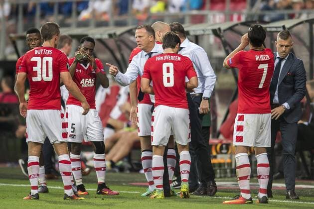 Coach John van den Brom of AZ Alkmaar give instructions during a drinking pauseduring the UEFA Europa League group D match between AZ Alkmaar and Dundalk FC on September 15, 2016 at the AFAS stadium in Alkmaar, The Netherlands. AZ Alkmaar v Dundalk UEFA Europa League 2016 2017 xVIxGerritxvanxKeulenxIVx 6222455