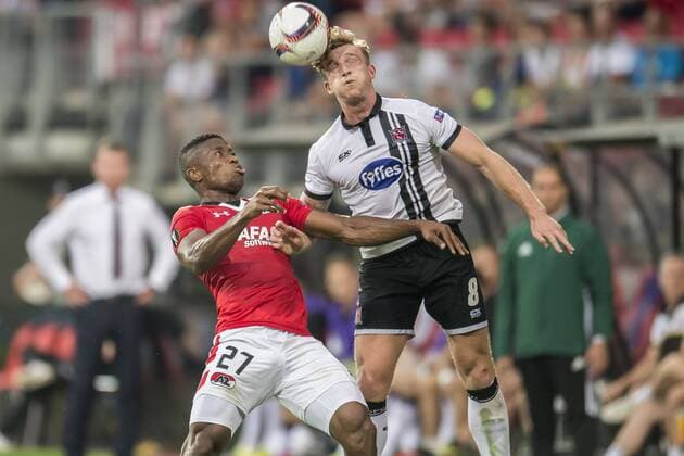 (L-R) Fred Friday of AZ Alkmaar, John Mountney of Dundalk FCduring the UEFA Europa League group D match between AZ Alkmaar and Dundalk FC on September 15, 2016 at the AFAS stadium in Alkmaar, The Netherlands. AZ Alkmaar v Dundalk UEFA Europa League 2016 2017 xVIxGerritxvanxKeulenxIVx 6222457
