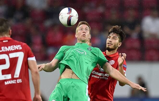 15.09.2016, xfux, Fussball Europa League, FSV Mainz 05 - AS St.Etienne, emspor, v.l. Robert Beric (AS Saint-Etienne), Suat Serdar (FSV Mainz 05) Kopfball, Kopfballduell Mainz