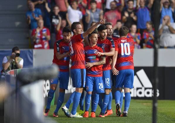 Pilsen players celebrate Marek Bakos s goal during the UEFA Europe League, group E, 1st round match FC Viktoria Pilsen vs AS Roma, in Pilsen, Czech Republic, on Thursday, September 15, 2016. (CTKxPhoto MiroslavxChaloupka) CTKPhotoP201609150886101  CHA 1