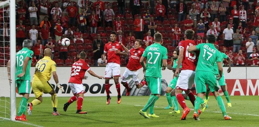UEFA Europa League, 1. FSV Mainz 05 - AS St. Etienne, 1. Spieltag, Gruppenphase, Gruppe C, Saison 2016 2017 , 15.09.2016 in Mainz (GER), xmdx, 1-0 per kopfball durch Niko BUNGERT (26, Mainz 05) gegen Jessy MOULIN (30, goalkeeper, St. Etienne) , torjubel 1. FSV Mainz 05 - AS St. Etienne