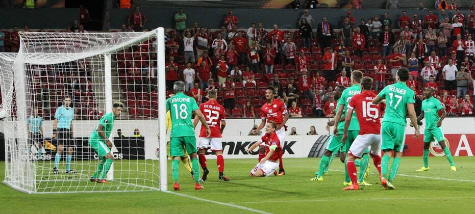 UEFA Europa League, 1. FSV Mainz 05 - AS St. Etienne, 1. Spieltag, Gruppenphase, Gruppe C, Saison 2016 2017 , 15.09.2016 in Mainz (GER), xmdx, 1-0 per kopfball durch Niko BUNGERT (26, Mainz 05) gegen Jessy MOULIN (30, goalkeeper, St. Etienne) , torjubel 1. FSV Mainz 05 - AS St. Etienne