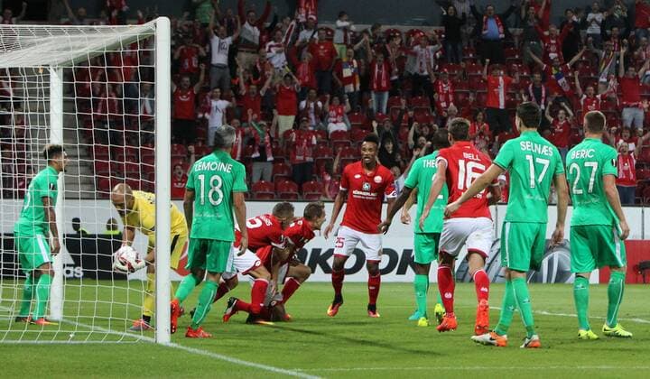UEFA Europa League, 1. FSV Mainz 05 - AS St. Etienne, 1. Spieltag, Gruppenphase, Gruppe C, Saison 2016 2017 , 15.09.2016 in Mainz (GER), xmdx, 1-0 per kopfball durch Niko BUNGERT (26, Mainz 05) gegen Jessy MOULIN (30, goalkeeper, St. Etienne) , torjubel 1. FSV Mainz 05 - AS St. Etienne