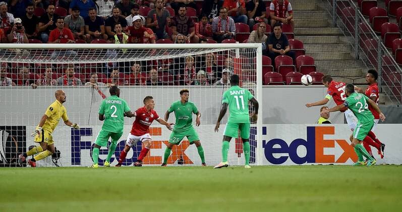15.09.2016, xfux, Fussball Europa League, FSV Mainz 05 - AS St.Etienne, emspor, v.l. Jessy Moulin (AS Saint-Etienne), Niko Bungert (FSV Mainz 05) Goal scored, Tor zum 1:0 Mainz