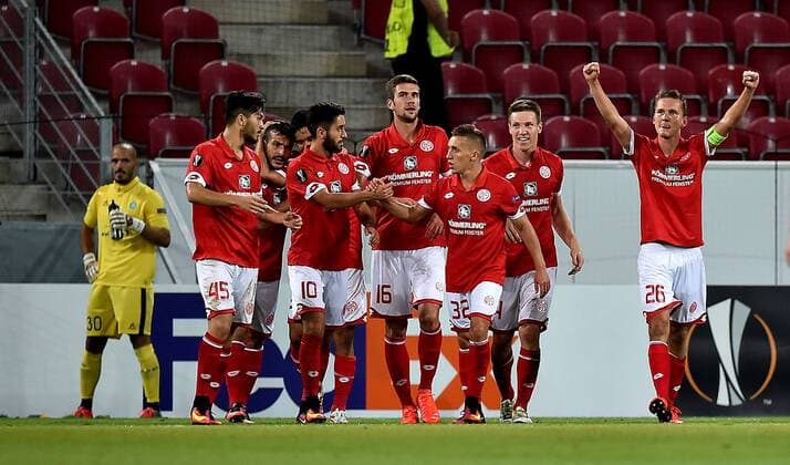 15.09.2016, xfux, Fussball Europa League, FSV Mainz 05 - AS St.Etienne, emspor, v.l. Niko Bungert (FSV Mainz 05) und Spieler FSV Mainz 05 Torjubel, Goal celebration, celebrate the goal zum 1:0 Mainz