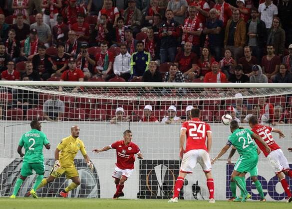v.li.: Niko Bungert (1. FSV Mainz 05) erzielt das Tor zum 1:0, scores the goal, Aktion, Action, Kopfball, header , Fussball, UEFA Europa League, 1. FSV Mainz 05 - AS Saint-Etienne, xmrx