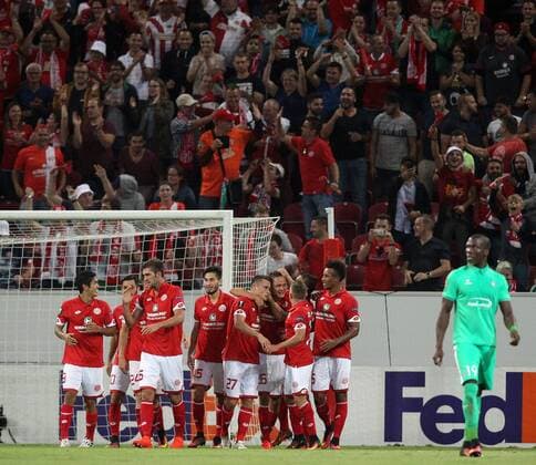 Bilder des Tages - SPORT v.li.: Niko Bungert (1. FSV Mainz 05) mit Torjubel, celebrate the goal, goal celebration, Jubel über das Tor 1:0 , Fussball, UEFA Europa League, 1. FSV Mainz 05 - AS Saint-Etienne, xmrx